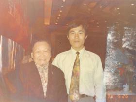 湯傳忠與王定國(guó)女士（謝覺哉同志夫人）合影