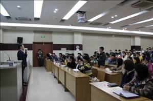 新稀寶股份董事長(zhǎng)、益謙文化創(chuàng)始人湯傳忠走進(jìn)高校指導(dǎo)大學(xué)生就業(yè)