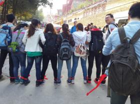 風采新稀寶     勇攀佛慧山